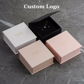 9*9*3.5 cm boîte de Papier de logo personnalisé collier aimant zone avec une éponge logo personnalisé bijoux paquet en vrac flip boîte en carton